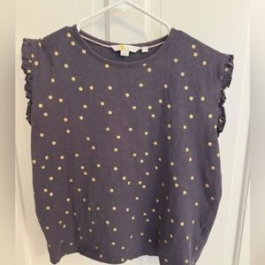 Boden Women's Lightweight Polka Dot T-Shirt. Ruffle sleeve. Grey and gold.
